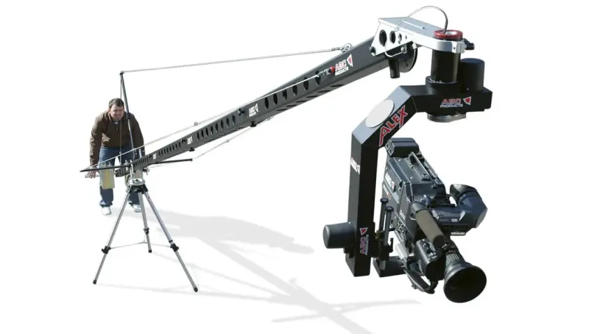 Un uomo manovra un braccio mobile per riprese cinematografiche, un vero crane per il cinema, con una telecamera professionale montata.