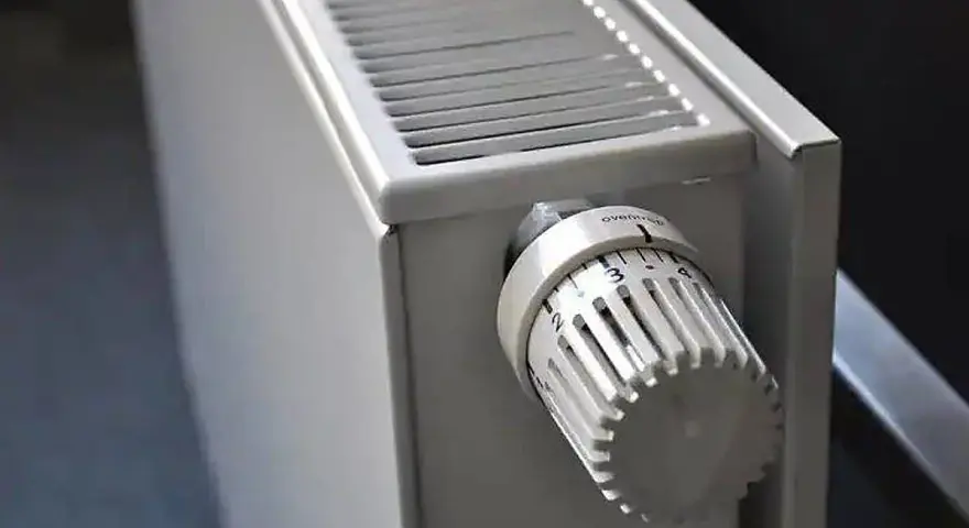 Termostato de un circuito de calefacción por radiadores de agua, ajustando la temperatura.
