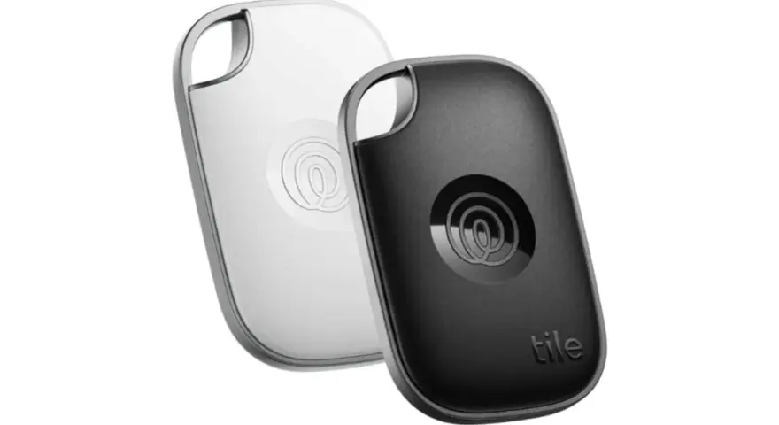 Dos rastreadores de teléfono, uno blanco y otro negro, con el logo de Tile.