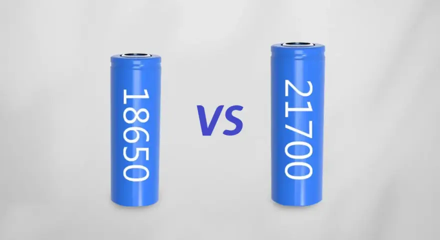 Dos baterías cilíndricas azules, una etiquetada "18650" y otra "21700", separadas por un símbolo "VS".