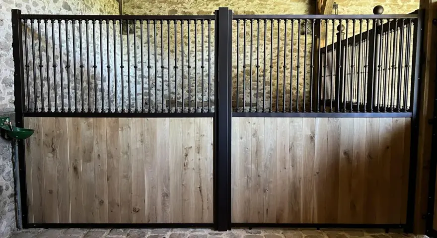 Plan d'un box cheval avec portes en bois et barreaux noirs.