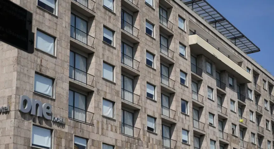 Edificio del Hotel One. Averigua como saber de quien es una propiedad revisando la fachada y el letrero.