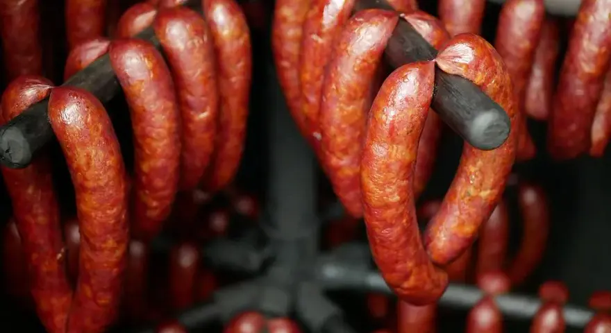 Ile czasu wędzimy kiełbasę? Sprawdź, jak osiągnąć najlepsze efekty