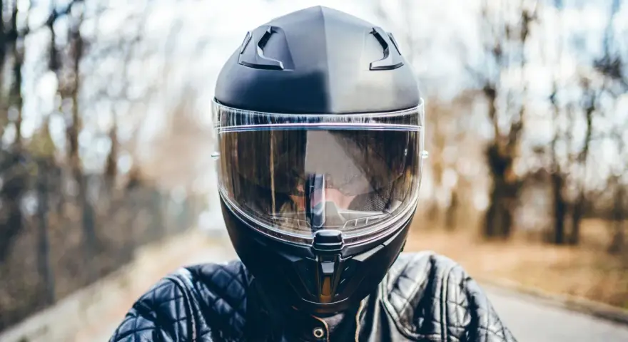 Casco moto nero con visiera trasparente, pronto per la strada. La scadenza del casco moto è un promemoria per la sicurezza.