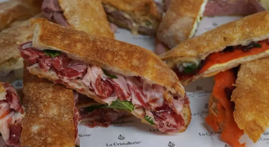 Pan de cristal ripieni di salumi e salmone affumicato, un'esplosione di sapori.