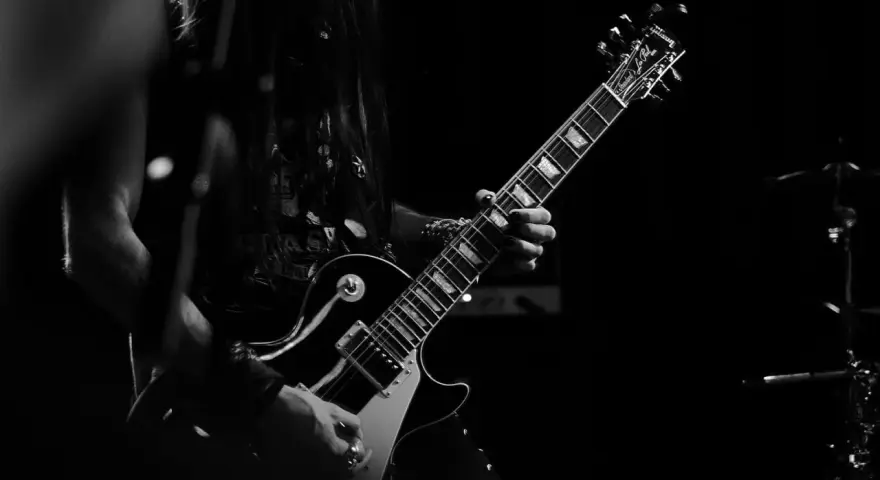 Ein Gitarrist spielt einen fetten Gitarren Riff auf einer E-Gitarre.