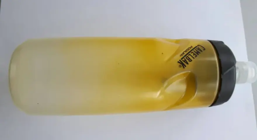 Skuteczne sposoby na usunięcie zapachu z plastikowej butelki
