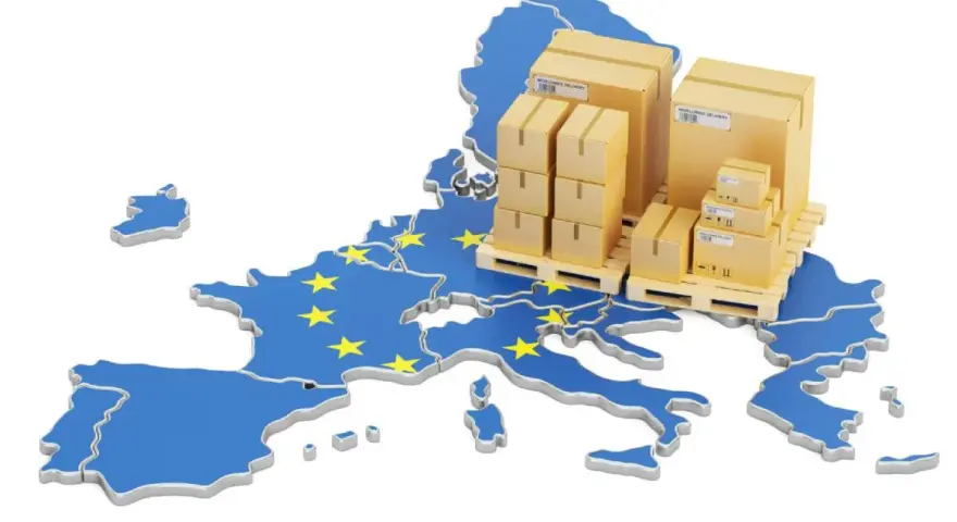 Cajas apiladas sobre palets, sobre un mapa de la Unión Europea con estrellas amarillas. Representa la logística y el comercio, y te preguntas: ¿qué es el VAT en este contexto?