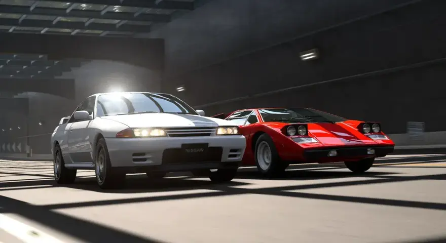 Biały Nissan i czerwony Lamborghini ścigają się na torze, jak w grze Gran Turismo 8.