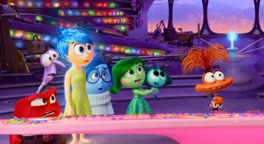 Le emozioni di Inside Out 2, tra cui Gioia, Tristezza e Disgusto, si preparano all'uscita del film con nuovi personaggi.