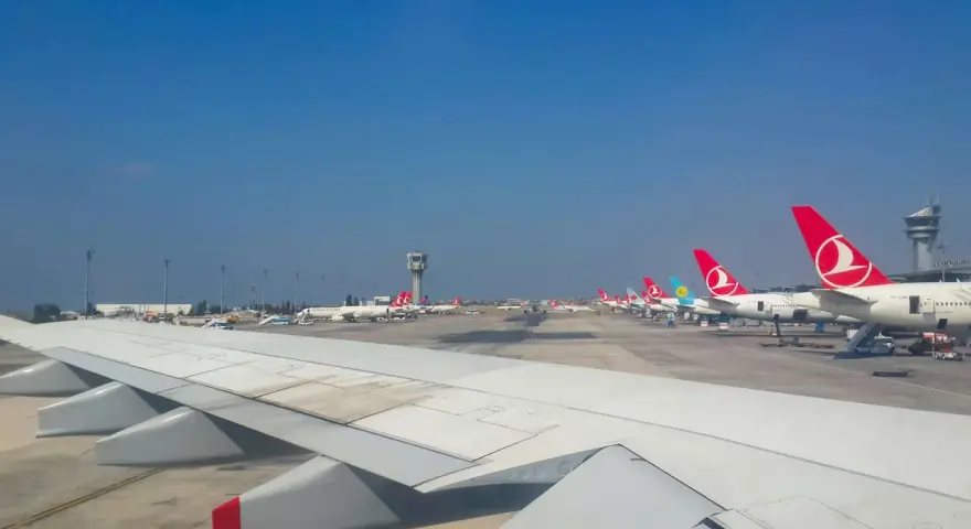 Samoloty Turkish Airlines na płycie lotniska, gotowe do odbioru bagażu pasażerów.