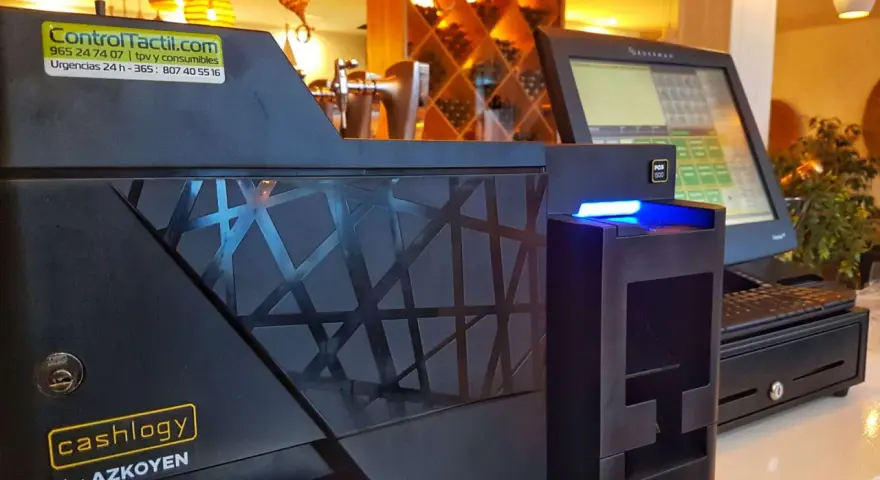 Sistema TPV para restaurantes, con pantalla, cajón y dispensador de efectivo. Ideal para gestionar tu negocio con software para restaurantes gratis.