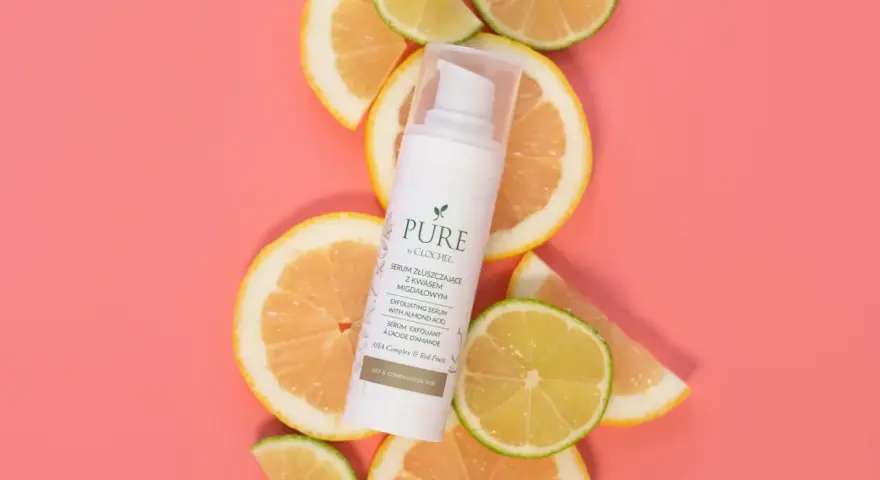 Białe serum PURE by CLOCHEE z kwasem migdałowym, otoczone plasterkami cytrusów. Idealne dla skóry tłustej i mieszanej.