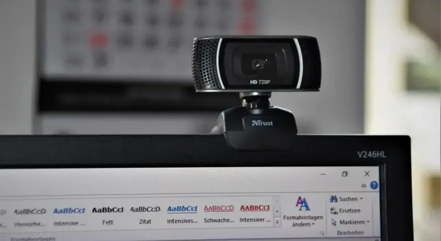 Kamera internetowa na monitorze. Chcesz wiedzieć, jak zrobić zdjęcie na laptopie? To proste, wystarczy podłączyć kamerkę!