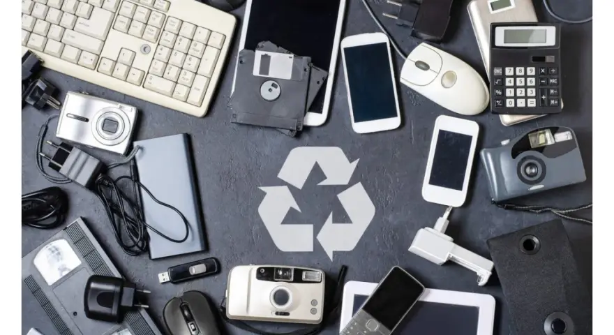 Klawiatura, myszki, telefony, aparat, dyskietki, ładowarki, kalkulator, tablet, powerbank, kamera VHS – to wszystko zaliczamy do elektrośmieci.