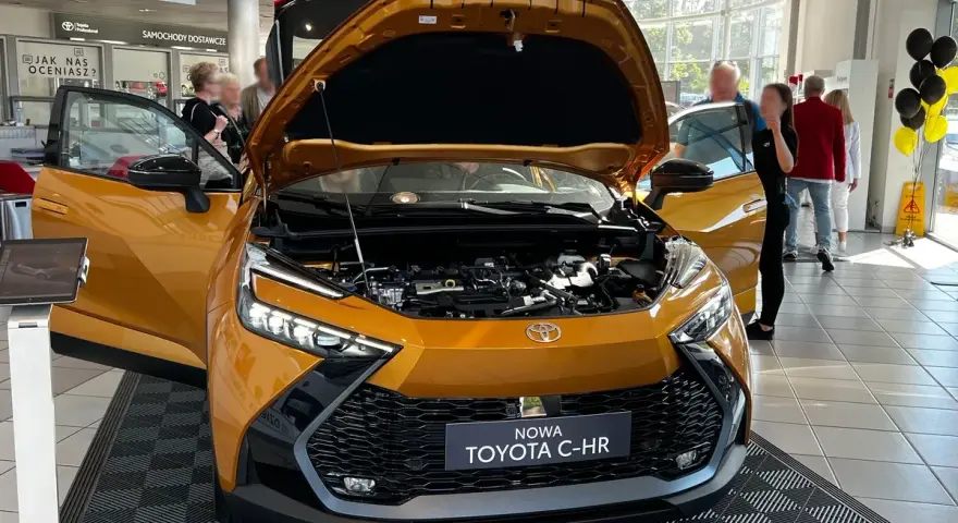 Toyota C-HR hybryda czy benzyna - która wersja jest tańsza i lepsza?