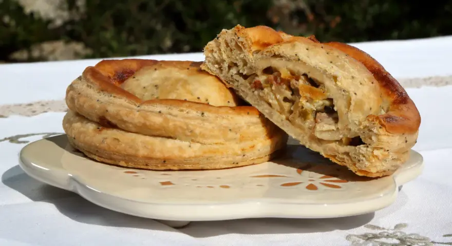 Rustico leccese ricetta: sfogliata dorata ripiena di formaggio e verdure, un classico salentino.