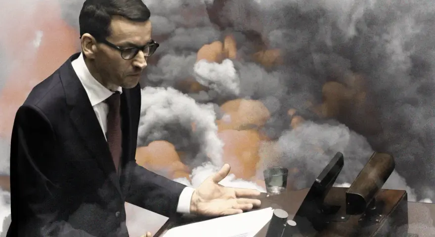 Mateusz Morawiecki w garniturze, z gestem dłoni, na tle dymu i płomieni, jakby symbolizując moment, kiedy Morawiecki podpisał zielony ład.