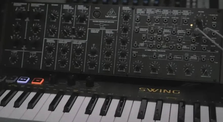 Behringer K2 z klawiaturą i licznymi pokrętłami, gotowy do tworzenia dźwięków.