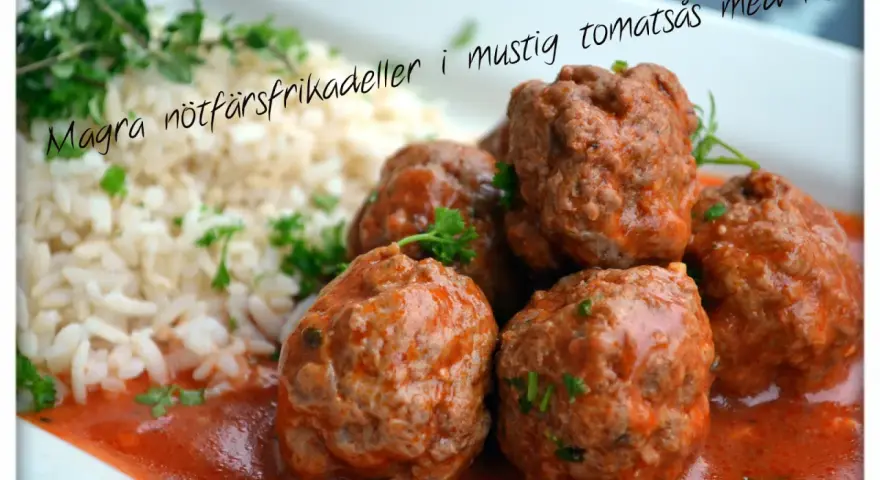 Magra nötfärsfrikadeller i mustig tomatsås med ris. En klassisk svensk rätt som värmer själen.