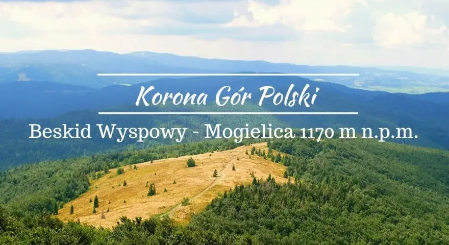 Widok na górzysty krajobraz Beskidu Wyspowego z połoniną i lasami.