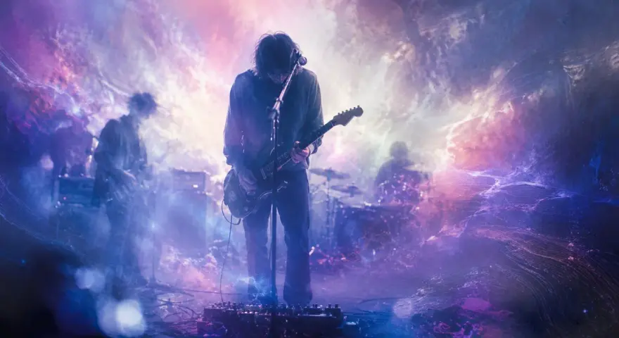 Zespół grający shoegaze, w otoczeniu psychodelicznych wizualizacji. Gitara, perkusja i bas tworzą eteryczny dźwięk.