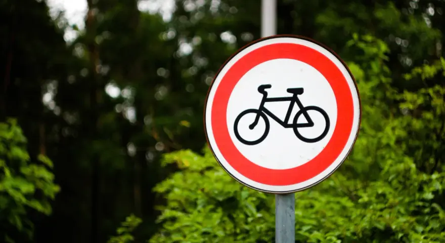 Czy można jechać rowerem po autostradzie? Oto prawda o przepisach