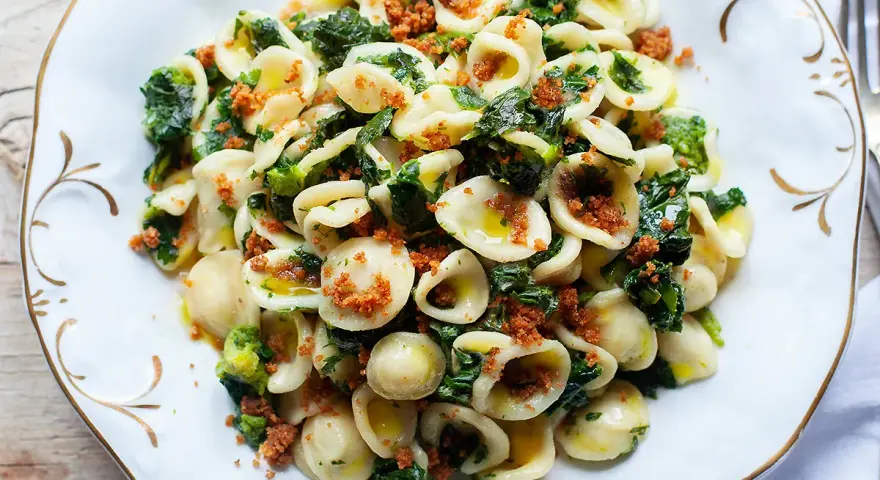Orecchiette cime di rapa fumanti, un classico pugliese con verdura fresca e pangrattato croccante.