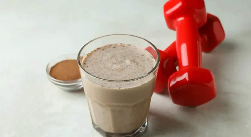 Ile kalorii ma shake proteinowy? Zaskakujące różnice w kaloryczności