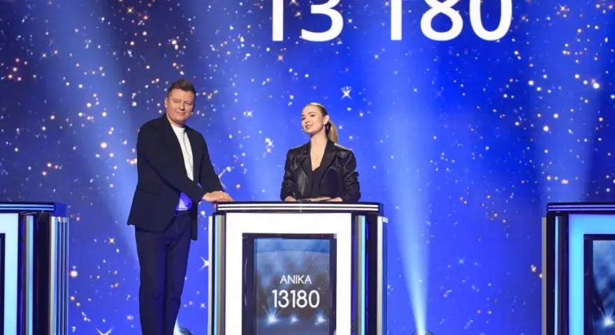 Na scenie programu "Jaka to melodia?" prowadzący i uczestniczka Anika z wynikiem 13180 punktów.
