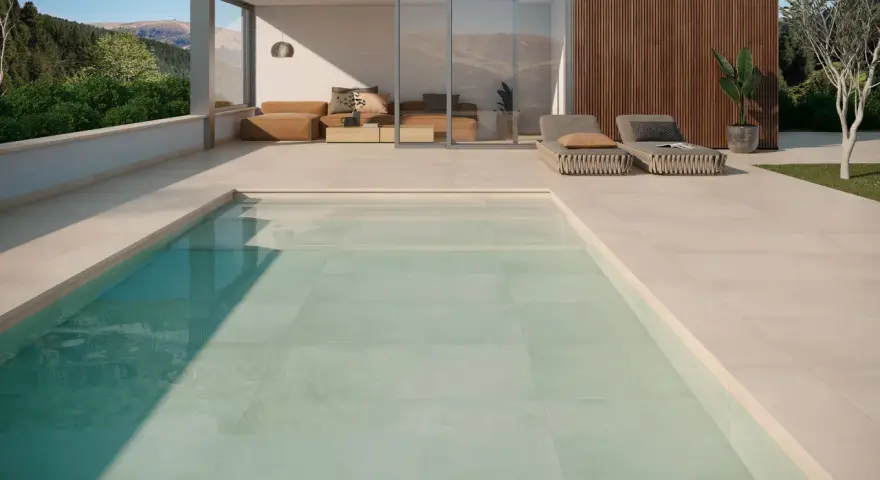 Relájate junto a una piscina con los colores de piscinas modernas, rodeada de un diseño minimalista y vistas a la montaña.