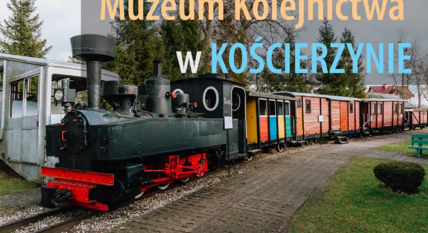 Parowóz i kolorowe wagony stoją na torach w Muzeum Kolejnictwa w Kościerzynie.