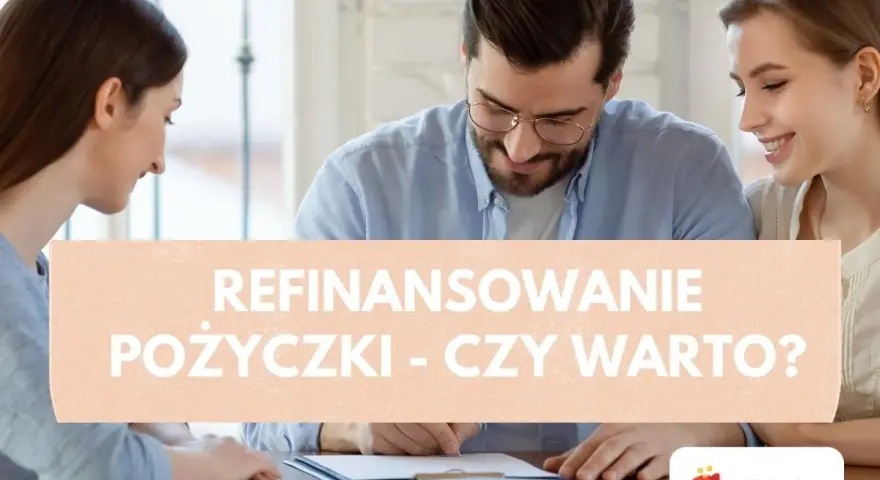 Trzy osoby przy stole omawiają refinansowanie pożyczki. Czy warto? Logo Czerwona Skarbonka.