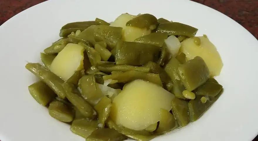 Un plato de judías verdes con patatas, un clásico casero.
