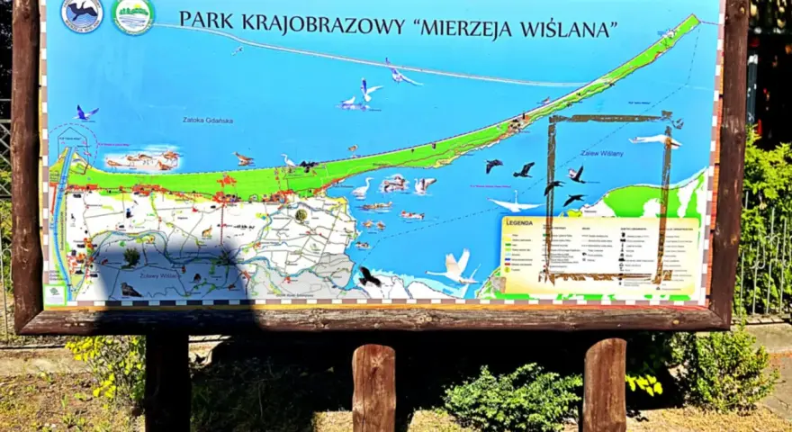 Mapa Parku Krajobrazowego Mierzeja Wiślana, ukazująca Zatokę Gdańską i Zalew Wiślany z ptactwem.