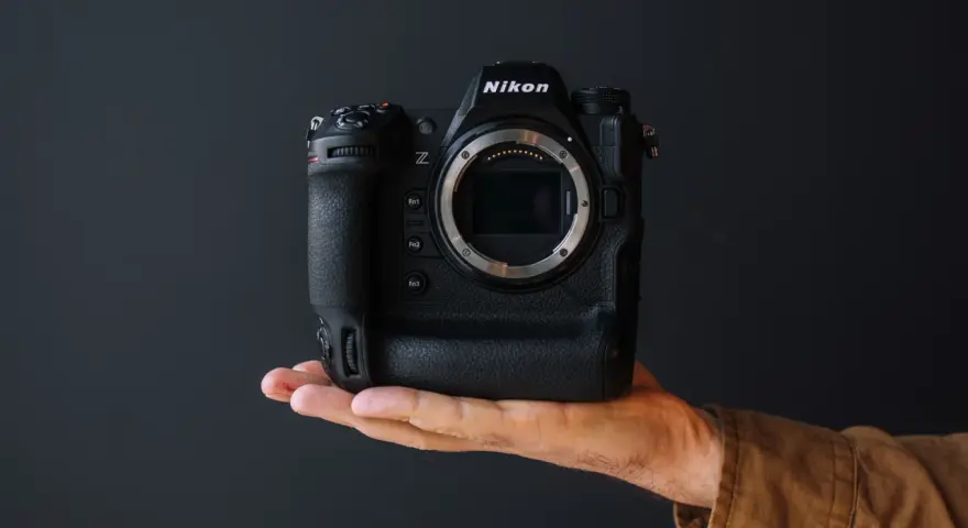Dłoń trzyma profesjonalny aparat Nikon z9. Bez obiektywu, gotowy do uchwycenia niezwykłych chwil.