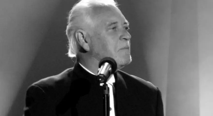 Gary Brooker, jeden z procol harum członków, przed mikrofonem.