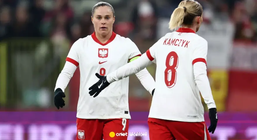 Piłkarki Polski w białych strojach z orłem na piersi, gotowe do meczu z Irlandią.