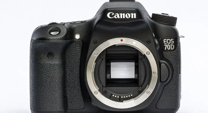 Czarna lustrzanka cyfrowa Canon EOS 70D z widocznym mocowaniem obiektywu.