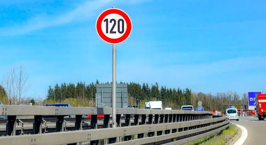 Geschwindigkeitsbegrenzung 120 auf der Autobahn. Dieses Schild zeigt, wie schnell man auf der Autobahn fahren darf.