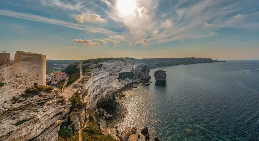 Falaises calcaires de Bonifacio, Corse. Un sentier mène à un village perché. Combien de temps pour visiter la Corse ? Une semaine minimum pour apprécier ce paysage.