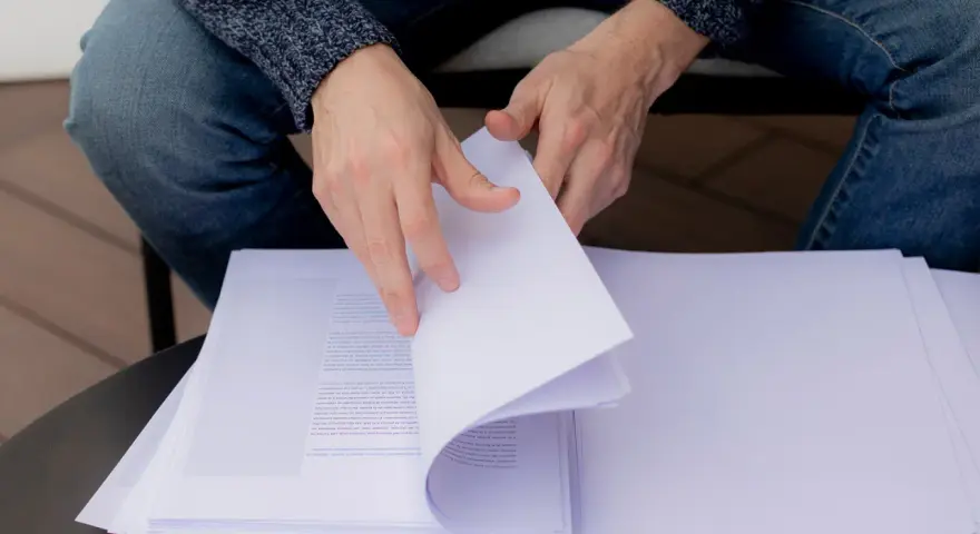 Man revisa manuscritos para que las editoriales publicar libro.