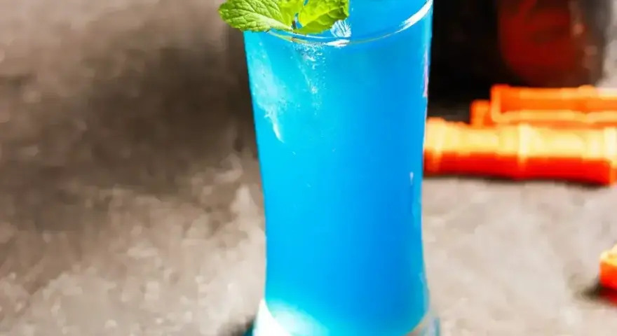 Orzeźwiający drink z blue curacao, lodem i miętą. Idealny przepis na letnie wieczory.