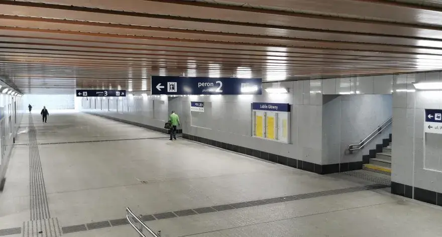 Twój pociąg odjeżdża? Znajdź peron i tor w 30 sekund!