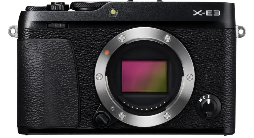 Elegancki, czarny aparat Fujifilm X-E3 z obiektywem gotowym do uchwycenia wyjątkowych chwil.