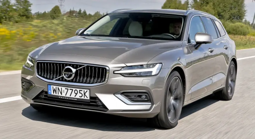 Szary Volvo V60 na drodze. Zastanawiasz się, jakie volvo v60 jaki silnik wybrać? Ten model oferuje wiele opcji.