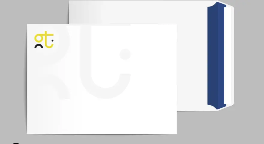 Koperta firmowa w wymiarach koperty a4, z logo i niebieskim paskiem.