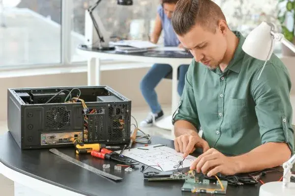 Co robi elektryk na praktykach? Odkryj kluczowe zadania i umiejętności