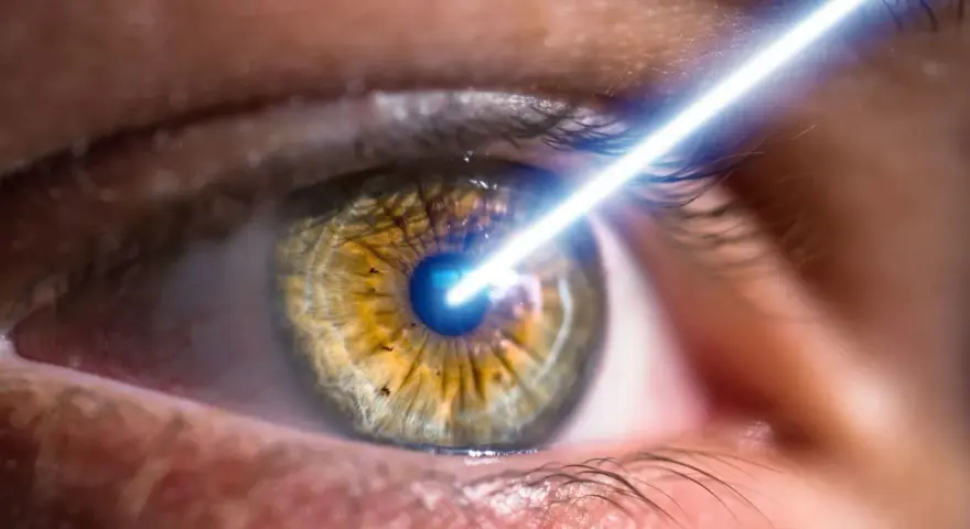 Un occhio solo, con un raggio laser che lo colpisce.