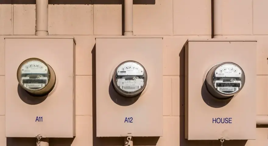 Trzy liczniki energii elektrycznej na ścianie. Czy to kara za włączenie fotowoltaiki?